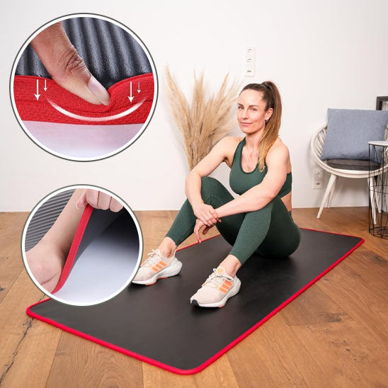 Femme assit sur un tapis et montre l’épaisseur du tapis