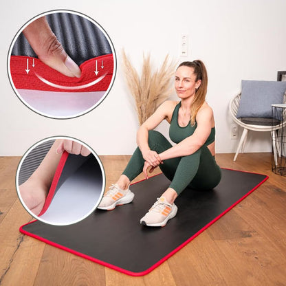 Femme assit sur un tapis et montre l’épaisseur du tapis