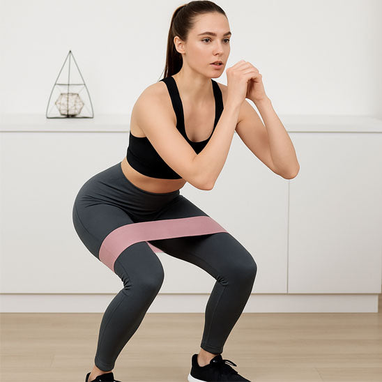 Femme fait chaise avec un elastique musculation