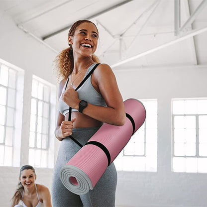 Femme avec un tapis rouler sur l’ épaule 