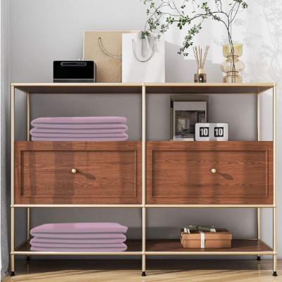 deux tapis plie et range dans  étagère 