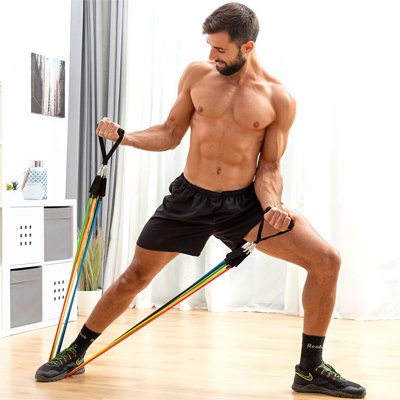 Elastique musculation avec homme qui tire