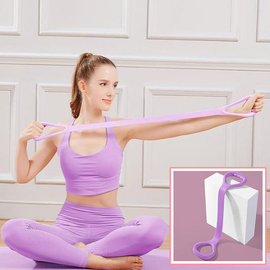 femme assit avec elastique musculation et etire les bras 