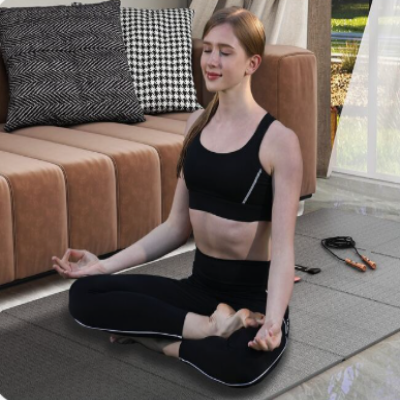 femme assit en indien les main sur genoux et médite