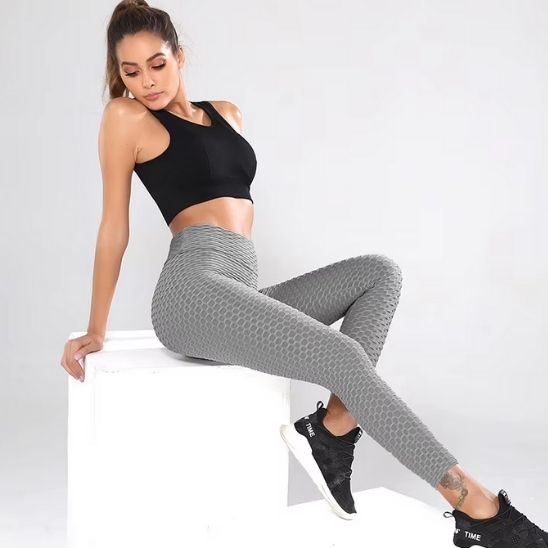 femme assit et nous montre ces pantalon gris 