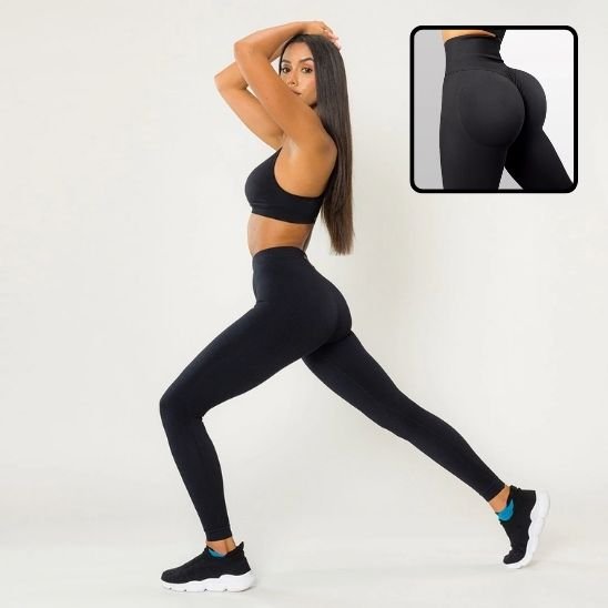femme sur le cote nous montre les couture et elasticite  du pantalon noire