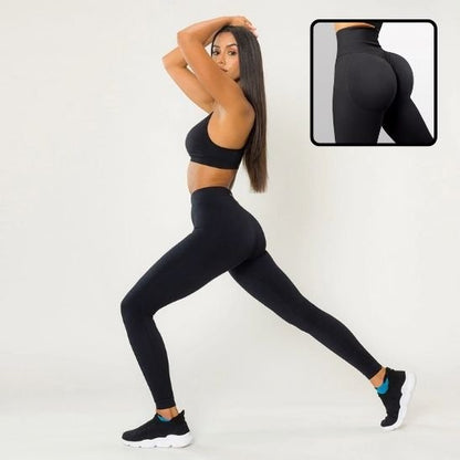 femme sur le cote nous montre les couture et elasticite  du pantalon noire