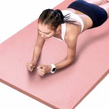 femme sur les coude qui fait la planche