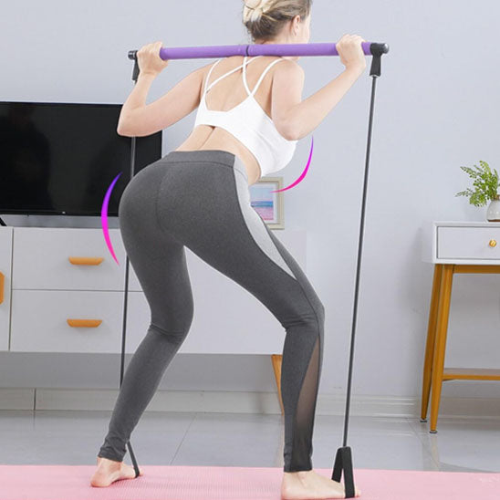 femme debout fait des squat avec l' élastique de musculation 