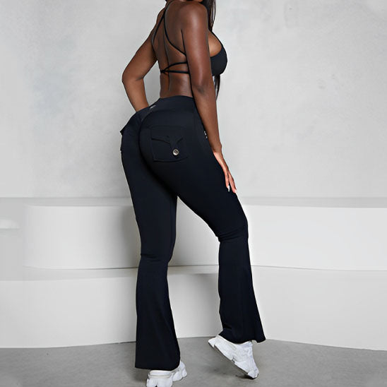 femme dos a nous montre ces pantalon noir a poche 
