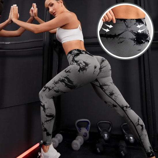 femme fait des etirement et nous montre la hauteur et elasticite du leggings gris