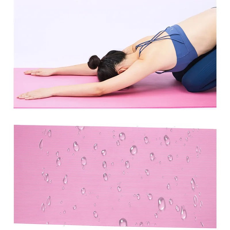 femme a genoux qui étire les muscles de son dos et montre un tapis hydrofuge