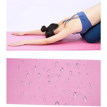 femme a genoux qui étire les muscles de son dos et montre un tapis hydrofuge