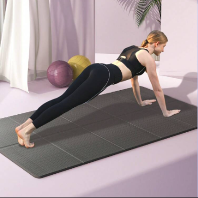 femme min au sol et fait des exercice 