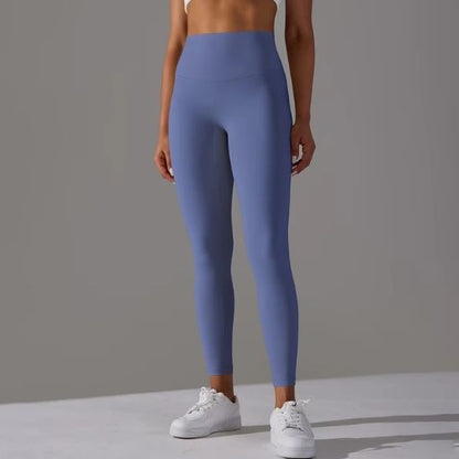 femme nous montre la couleur du pantalon bleu