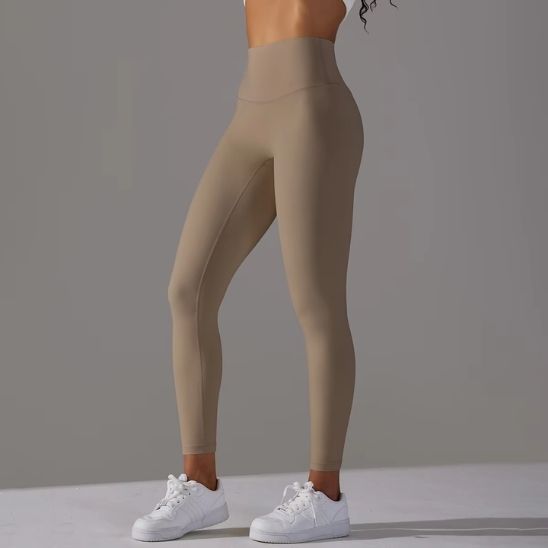 femme montre ces leggings de couleur cocoa