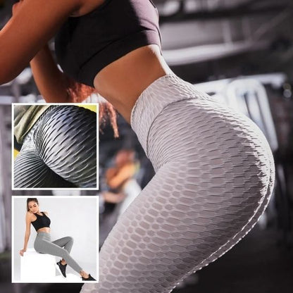 femme nous montre ces pantalon gris et ces courbe