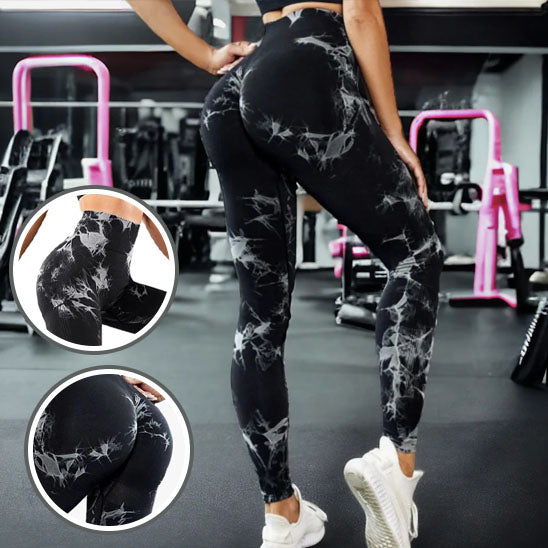 femme nous montre les pantalons noir et elasticite