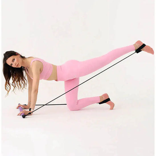 femme a quatre patte qu étire une jambe