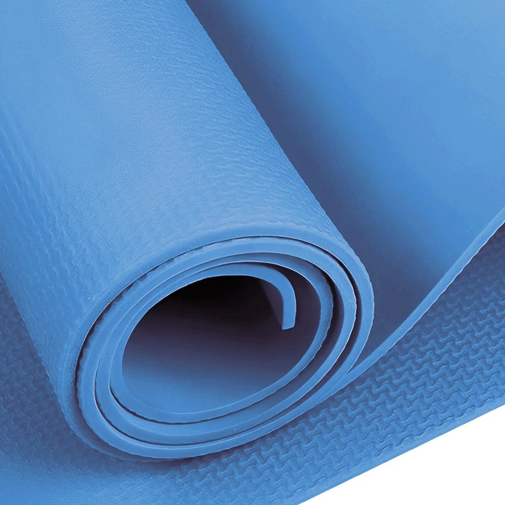 tapis bleu on voie le dessus et le dessous du tapis 