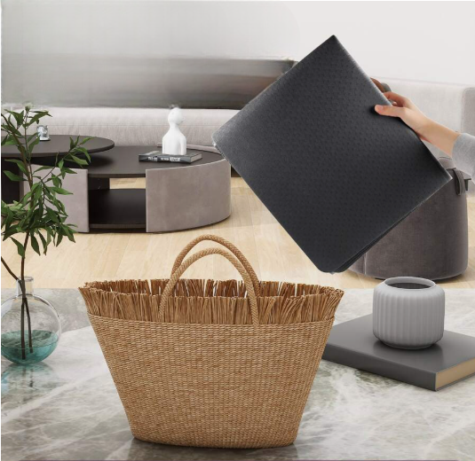 tapis noir plie et mit dans un sac